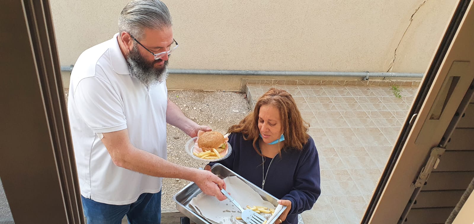 ארוחת המבורגרים בהוסטל למבוגרים בעלי מש"ה