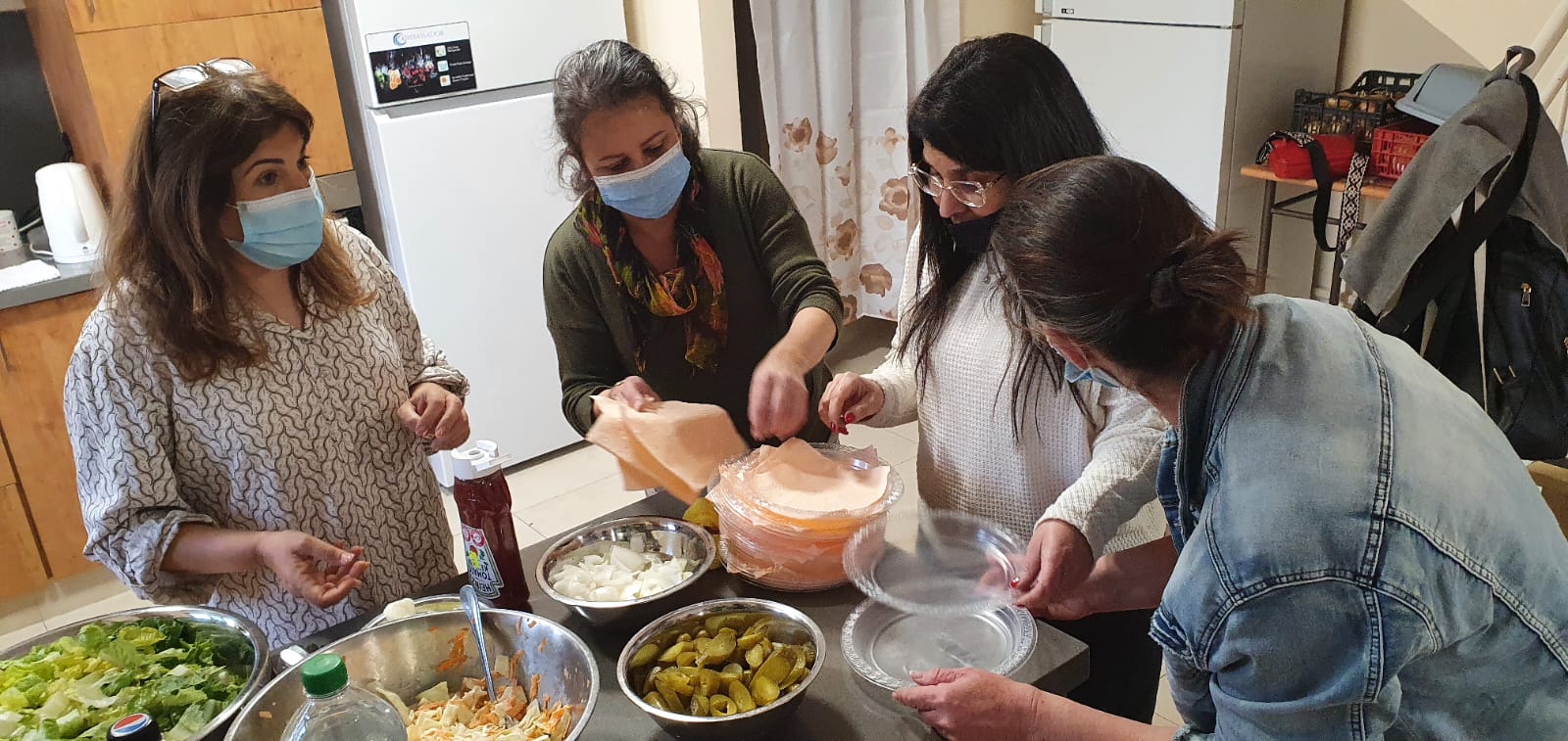 ארוחת המבורגרים בהוסטל למבוגרים בעלי מש"ה