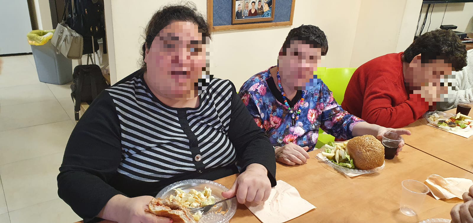 ארוחת המבורגרים בהוסטל למבוגרים בעלי מש"ה