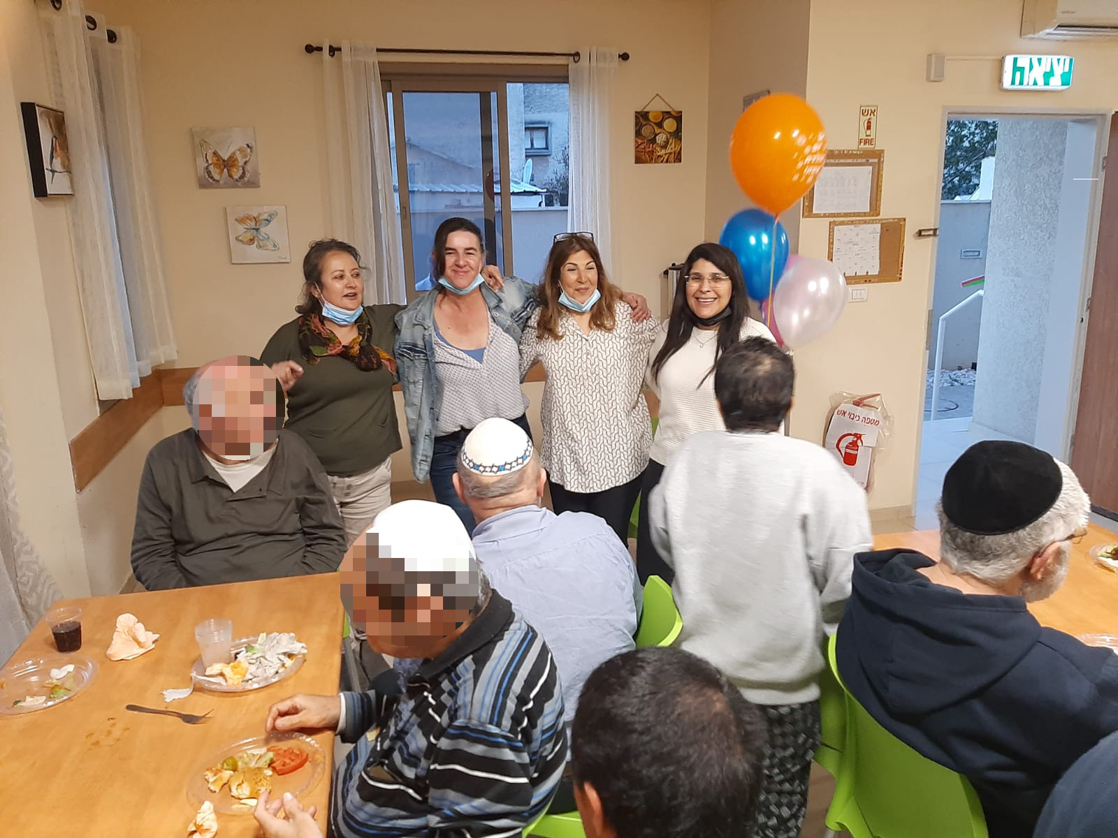 ארוחת המבורגרים בהוסטל למבוגרים בעלי מש"ה