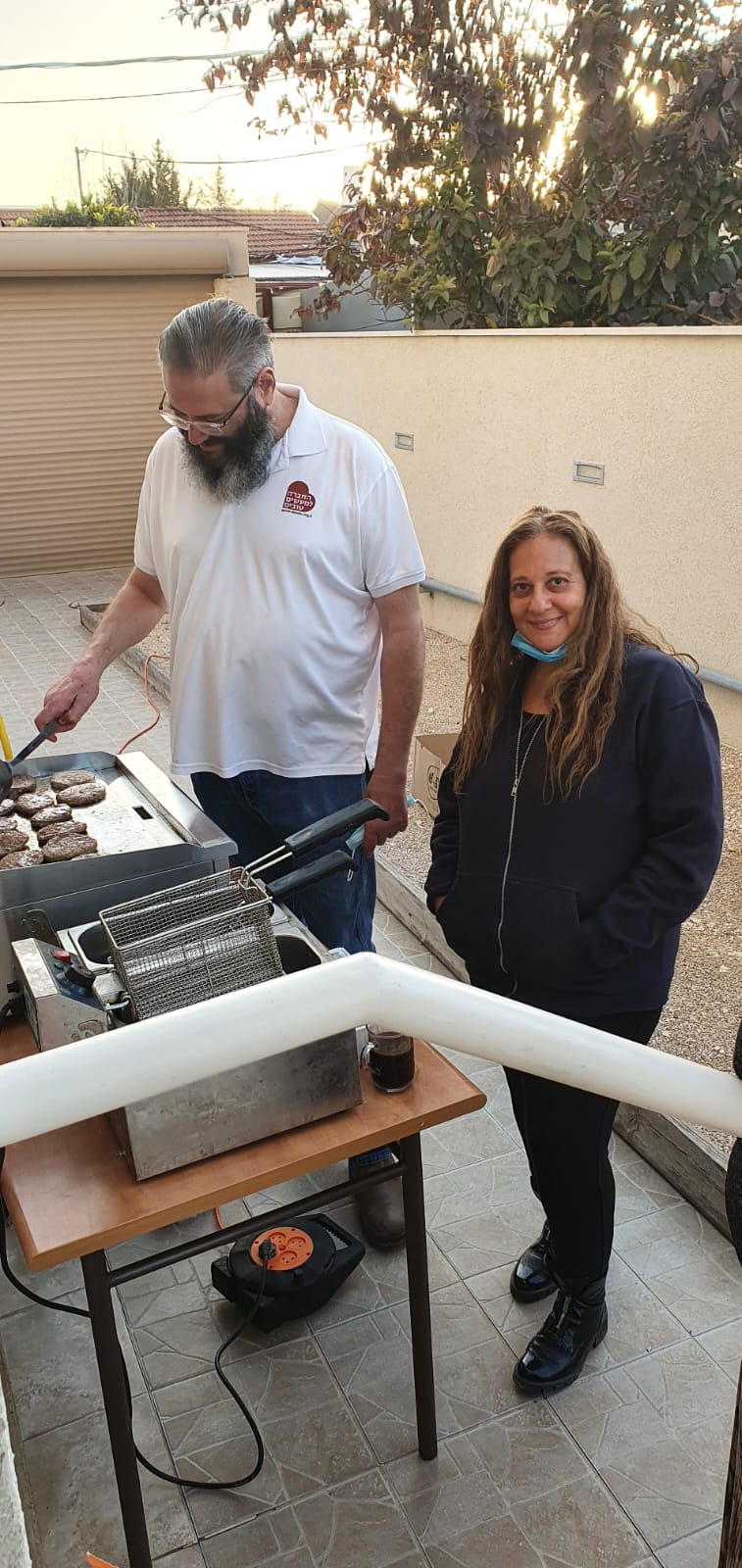 ארוחת המבורגרים בהוסטל למבוגרים בעלי מש"ה