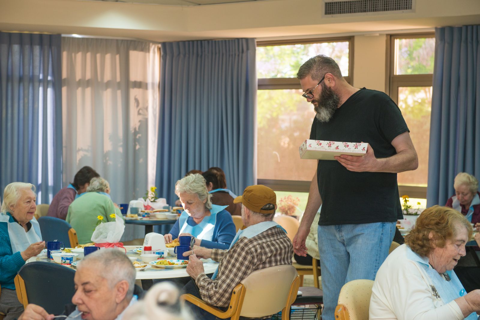 שבועות במעון ניצולי השואה