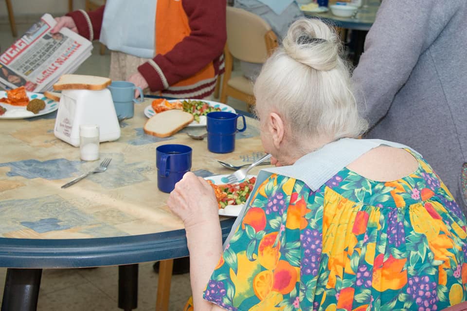 ארוחת ל"ג בעומר במעון ניצולי השואה