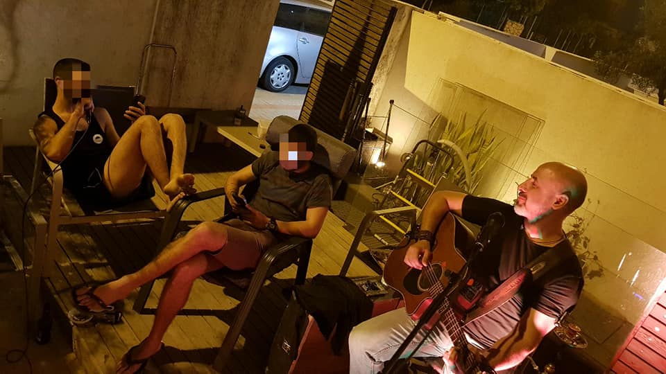 פיצה ומוסיקה בבית החיילים הבודדים