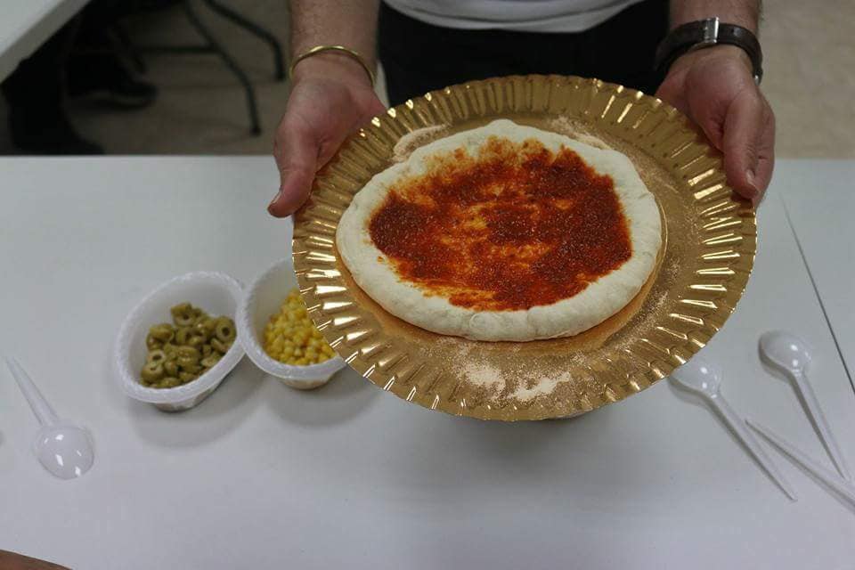 סדנת פיצה עם ילדים בעלי מוגבלויות