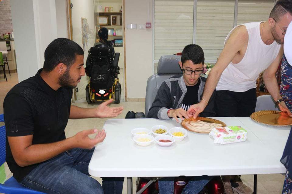 סדנת פיצה עם ילדים בעלי מוגבלויות
