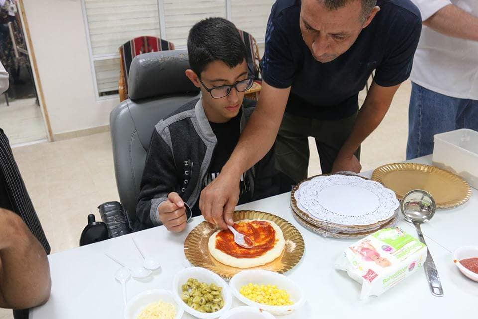 סדנת פיצה עם ילדים בעלי מוגבלויות