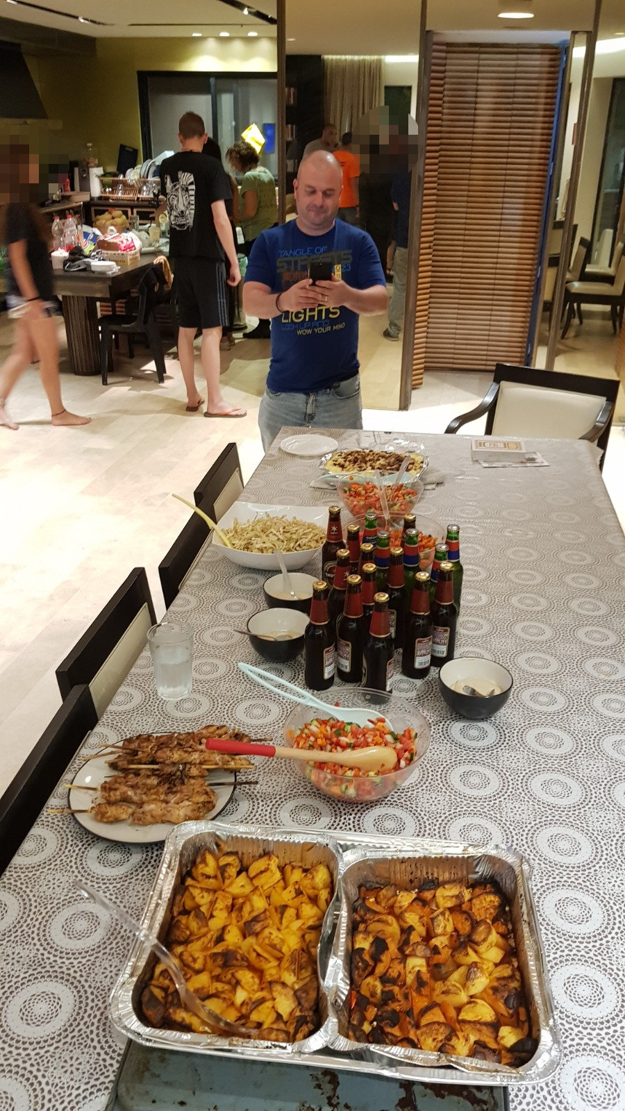 ארוחת מוצ"ש בבית החיילים הבודדים