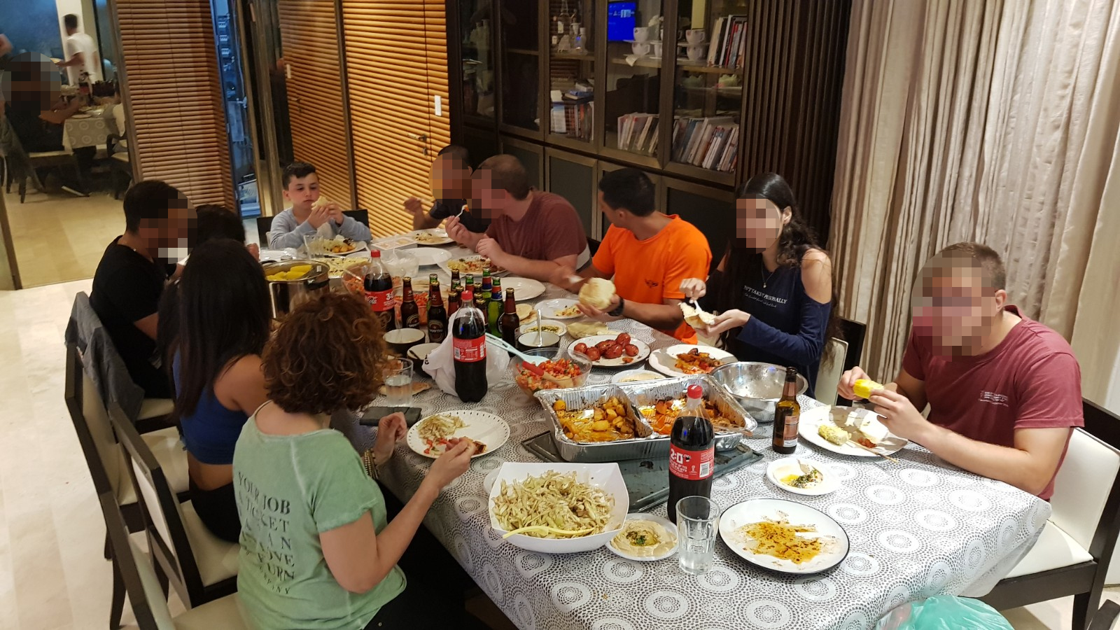 ארוחת מוצ"ש בבית החיילים הבודדים