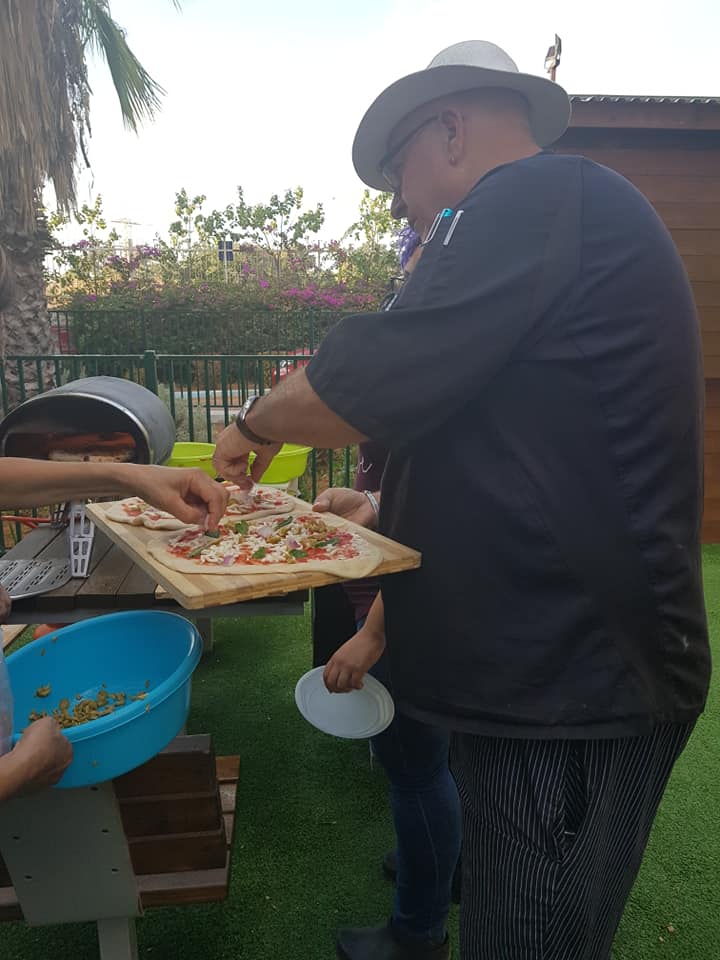 פיצה עם צעירים אוטיסטים בכפר עופרים