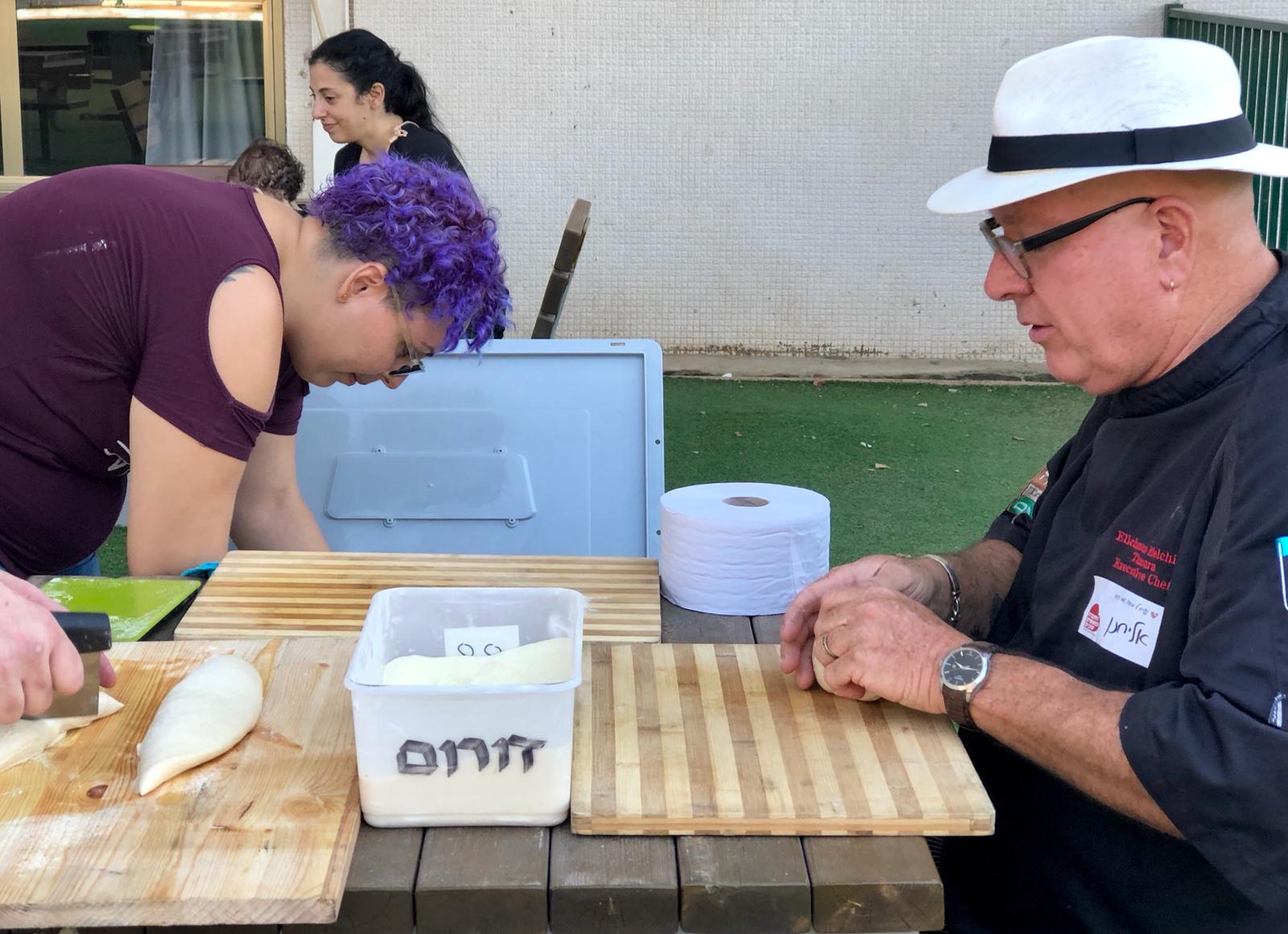 פיצה עם צעירים אוטיסטים בכפר עופרים