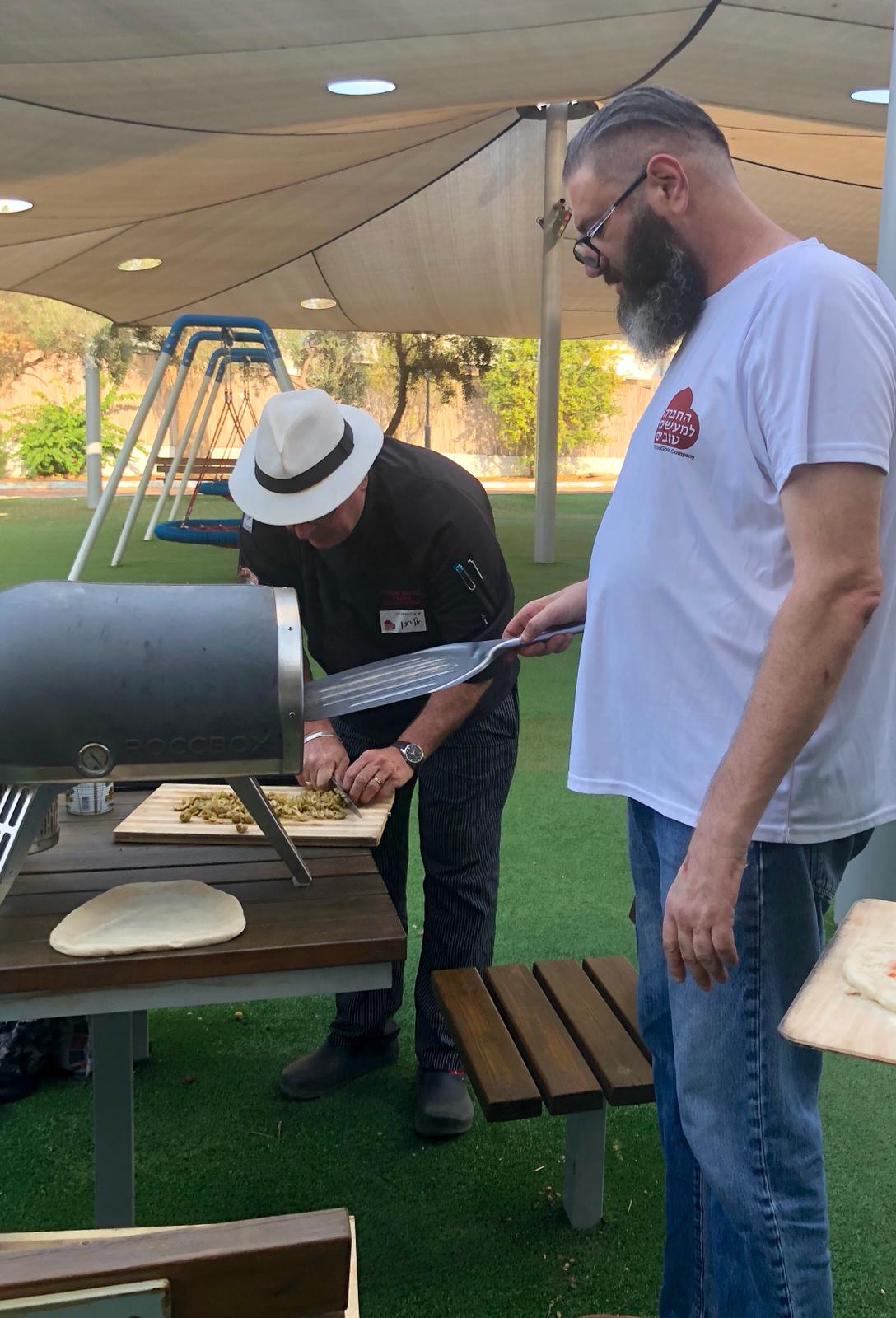פיצה עם צעירים אוטיסטים בכפר עופרים