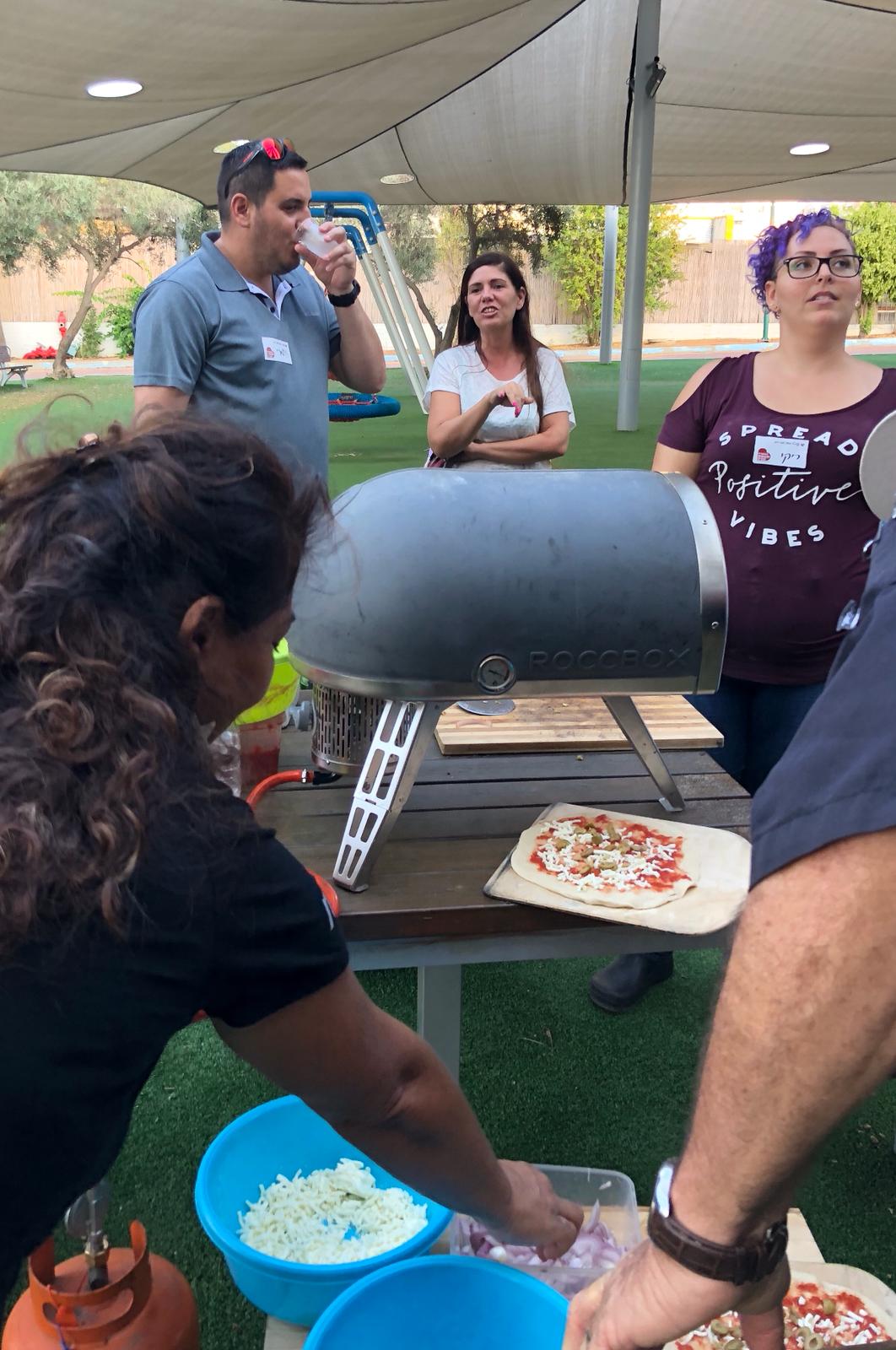 פיצה עם צעירים אוטיסטים בכפר עופרים