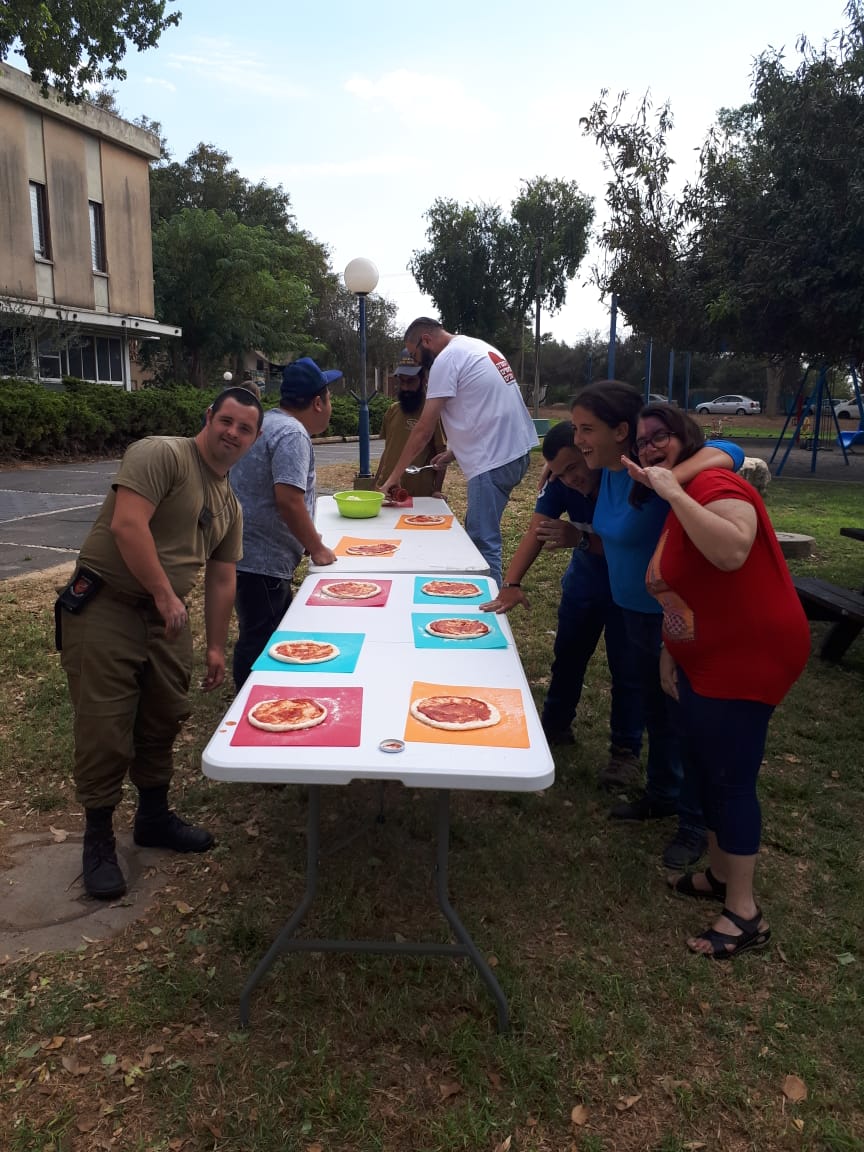 פיצה לצעירים מיוחדים המתנדבים לצה"ל