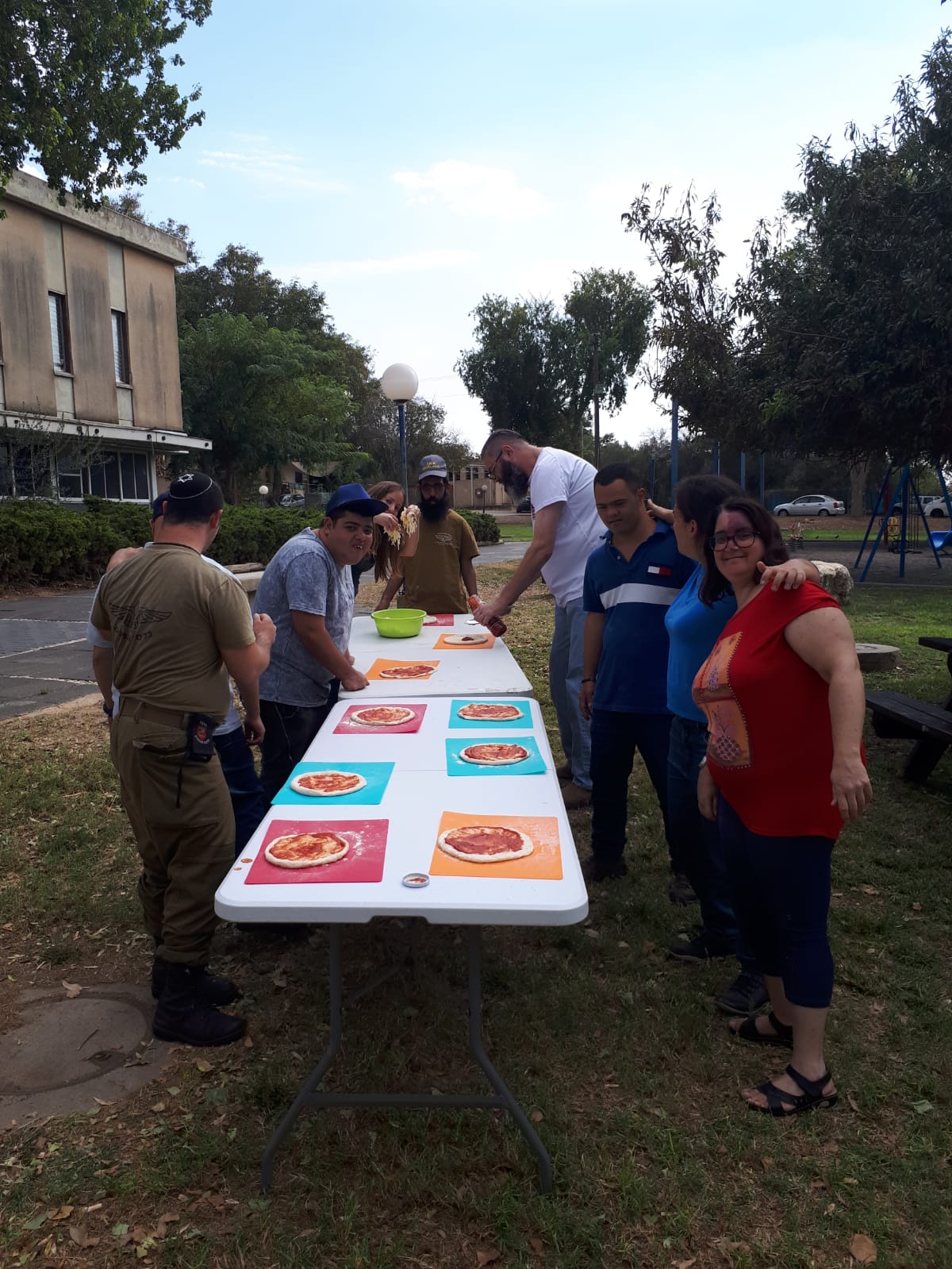 פיצה לצעירים מיוחדים המתנדבים לצה"ל