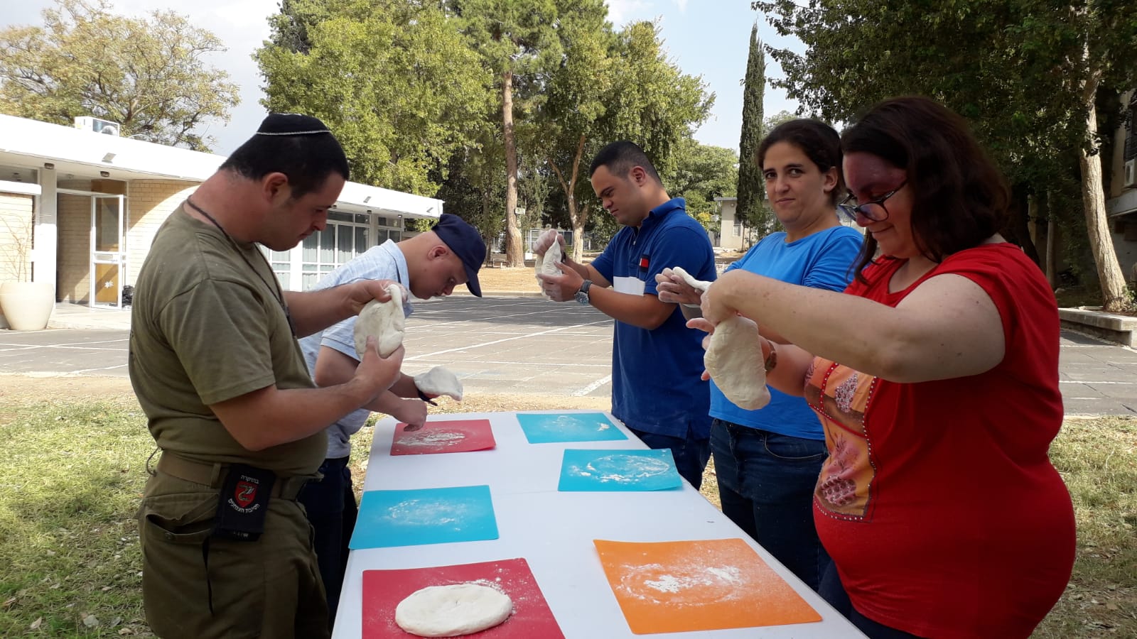 פיצה לצעירים מיוחדים המתנדבים לצה"ל