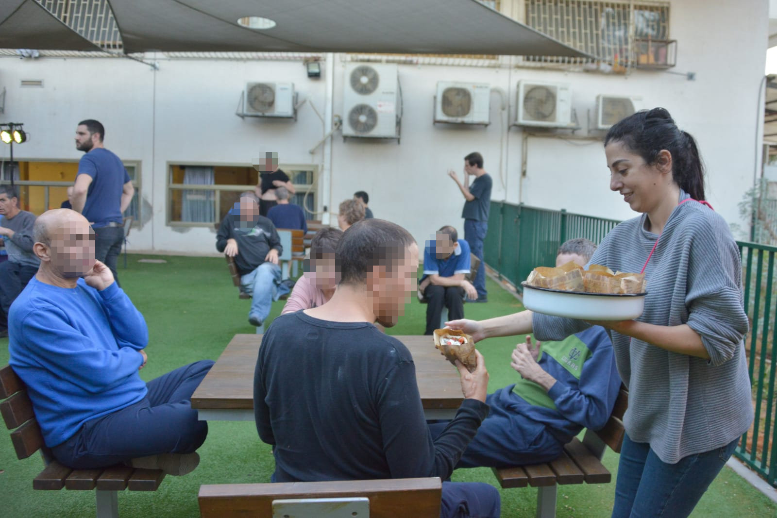 אחה"צ של מוסיקה ופלאפל בכפר עופרים