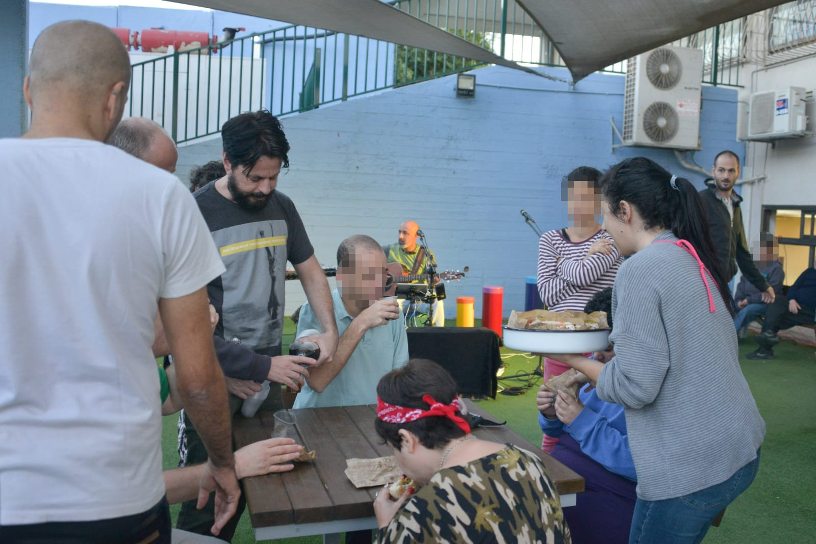 אחה"צ של מוסיקה ופלאפל בכפר עופרים