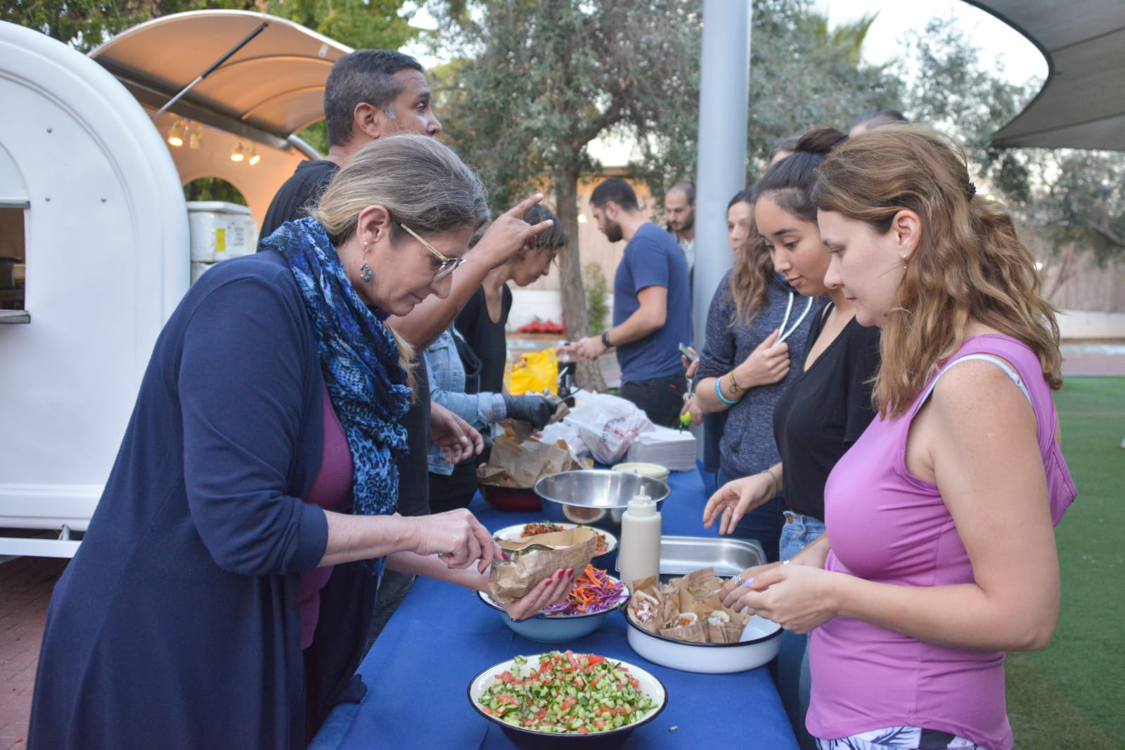אחה"צ של מוסיקה ופלאפל בכפר עופרים