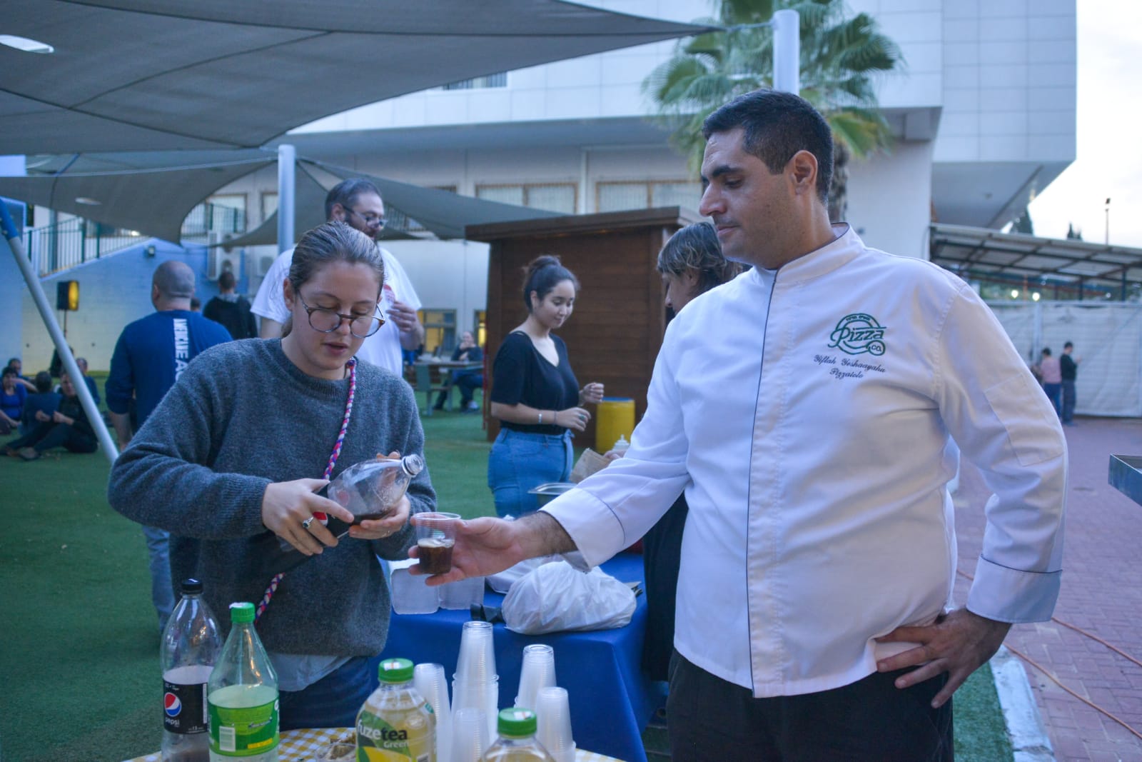 אחה"צ של מוסיקה ופלאפל בכפר עופרים