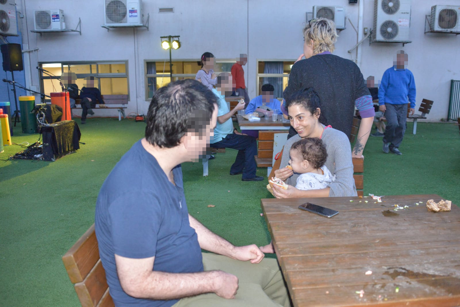 אחה"צ של מוסיקה ופלאפל בכפר עופרים