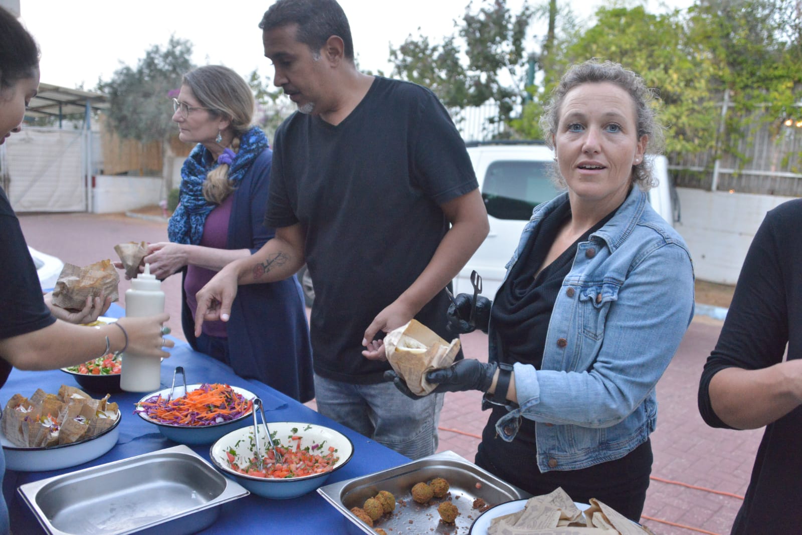 אחה"צ של מוסיקה ופלאפל בכפר עופרים