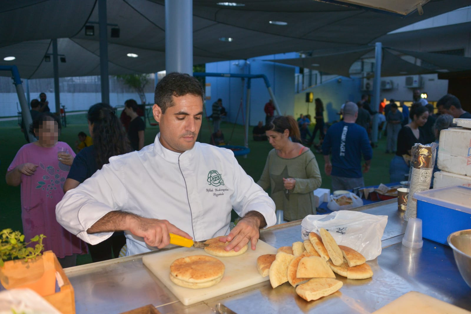 אחה"צ של מוסיקה ופלאפל בכפר עופרים