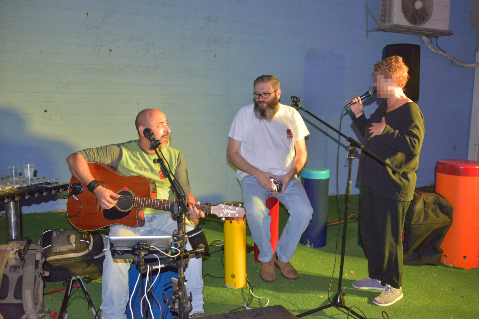 אחה"צ של מוסיקה ופלאפל בכפר עופרים