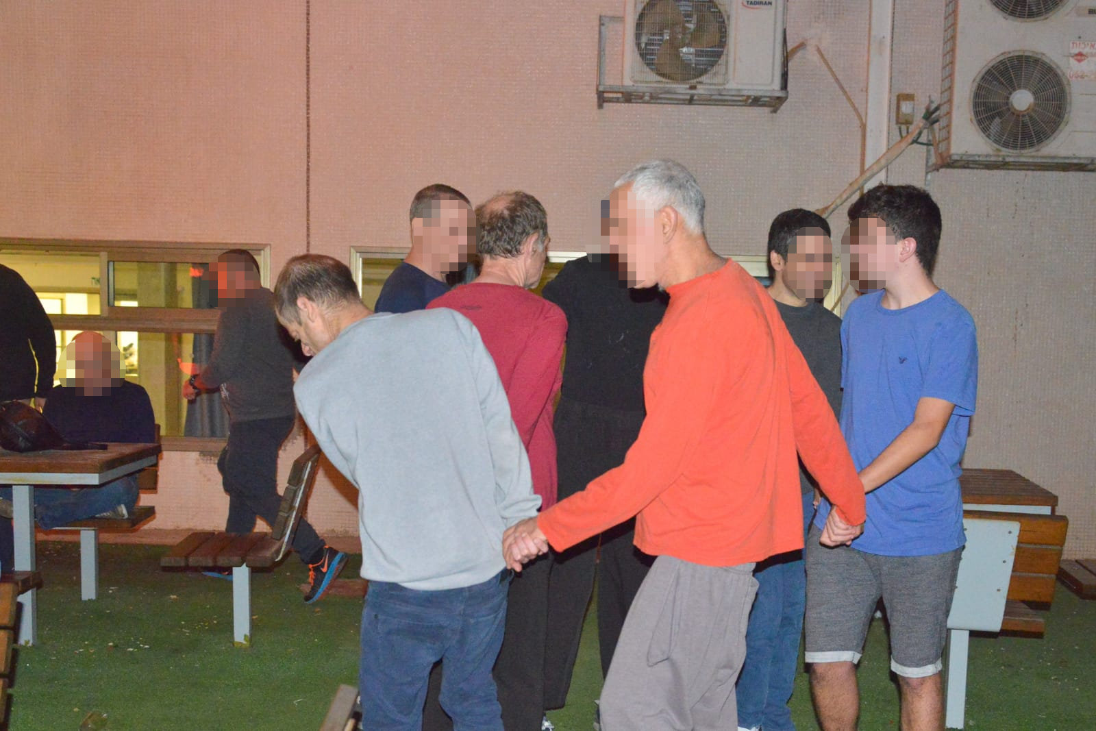 אחה"צ של מוסיקה ופלאפל בכפר עופרים