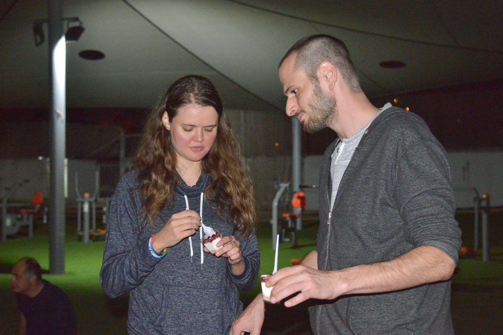 אחה"צ של מוסיקה ופלאפל בכפר עופרים