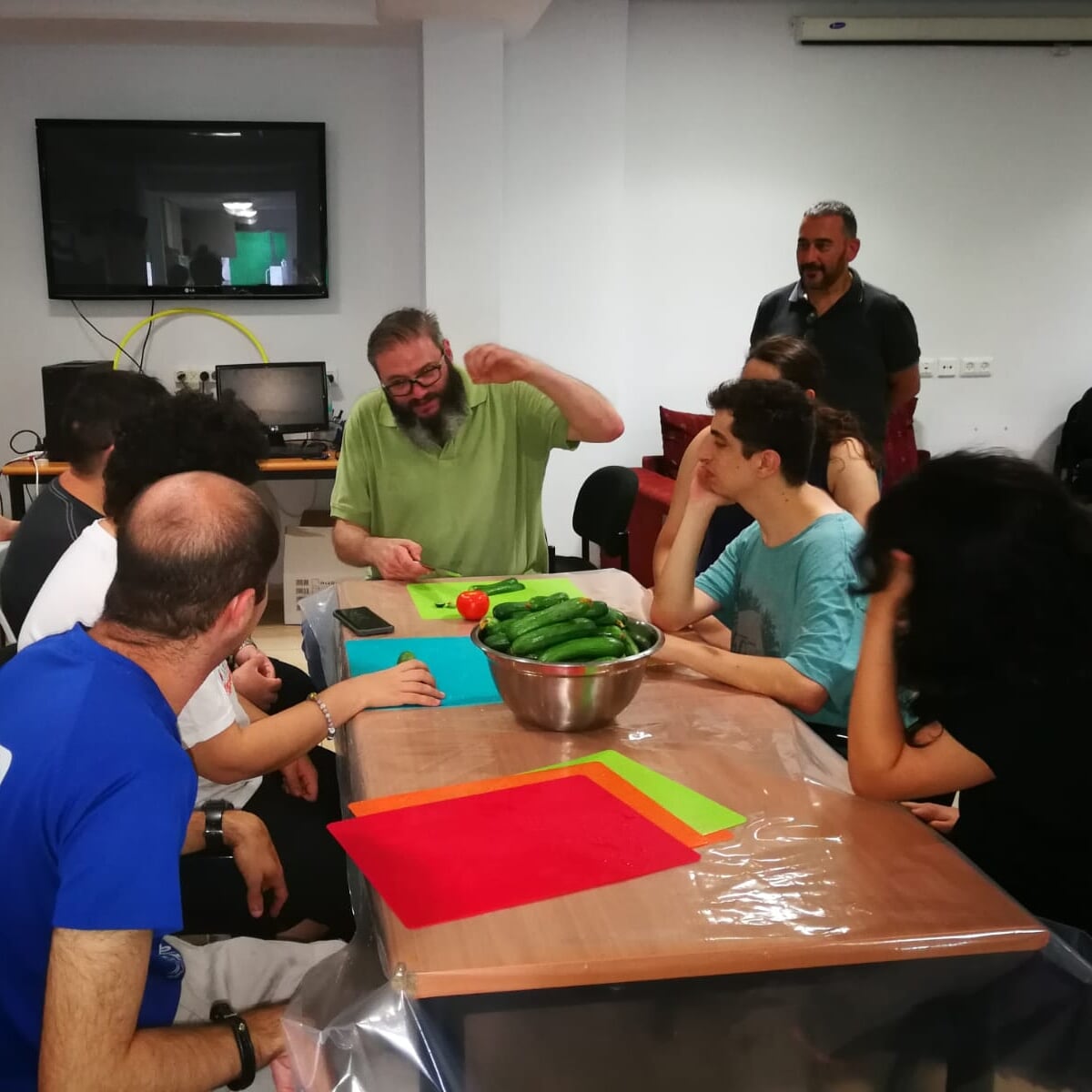 הכנת פלאפל בפיתה עם חניכי אקים