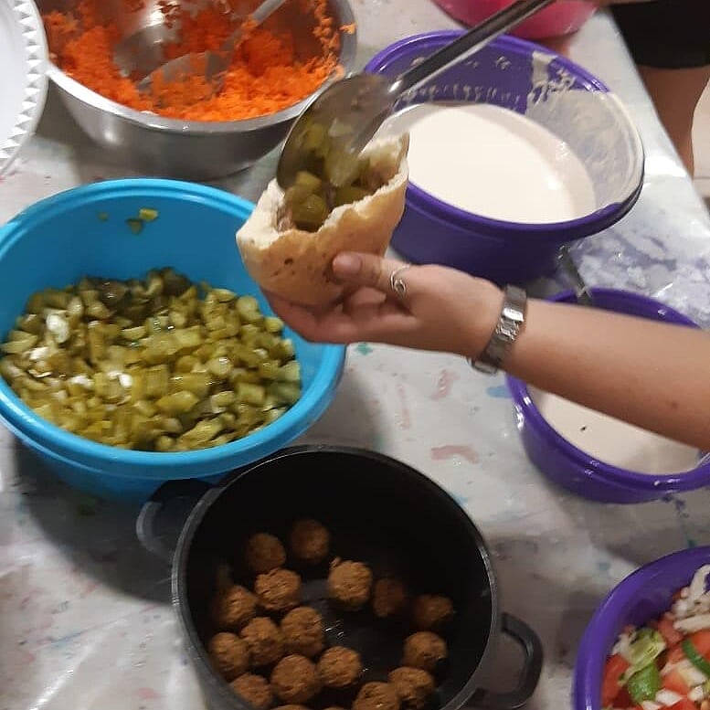 הכנת פלאפל בפיתה עם חניכי אקים