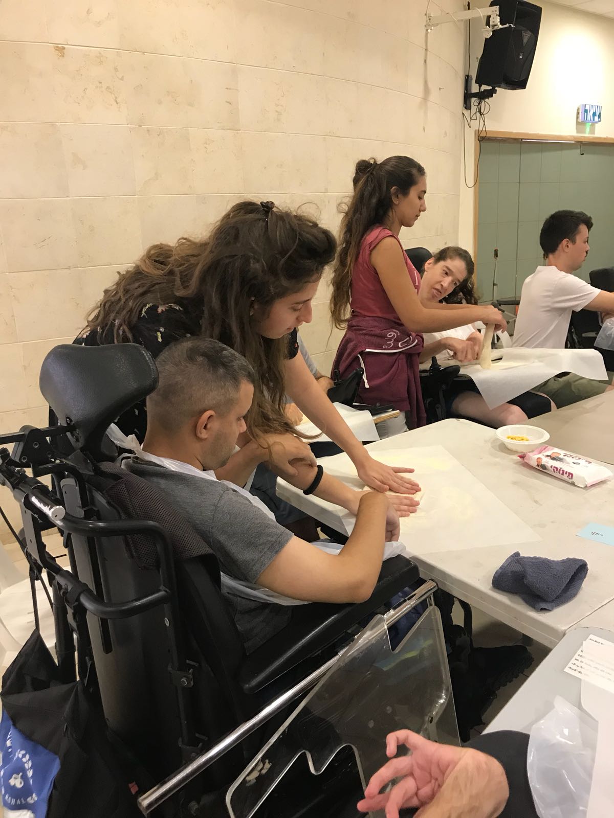 סדנת פיצה בבית נועם - יום 2 מ-3