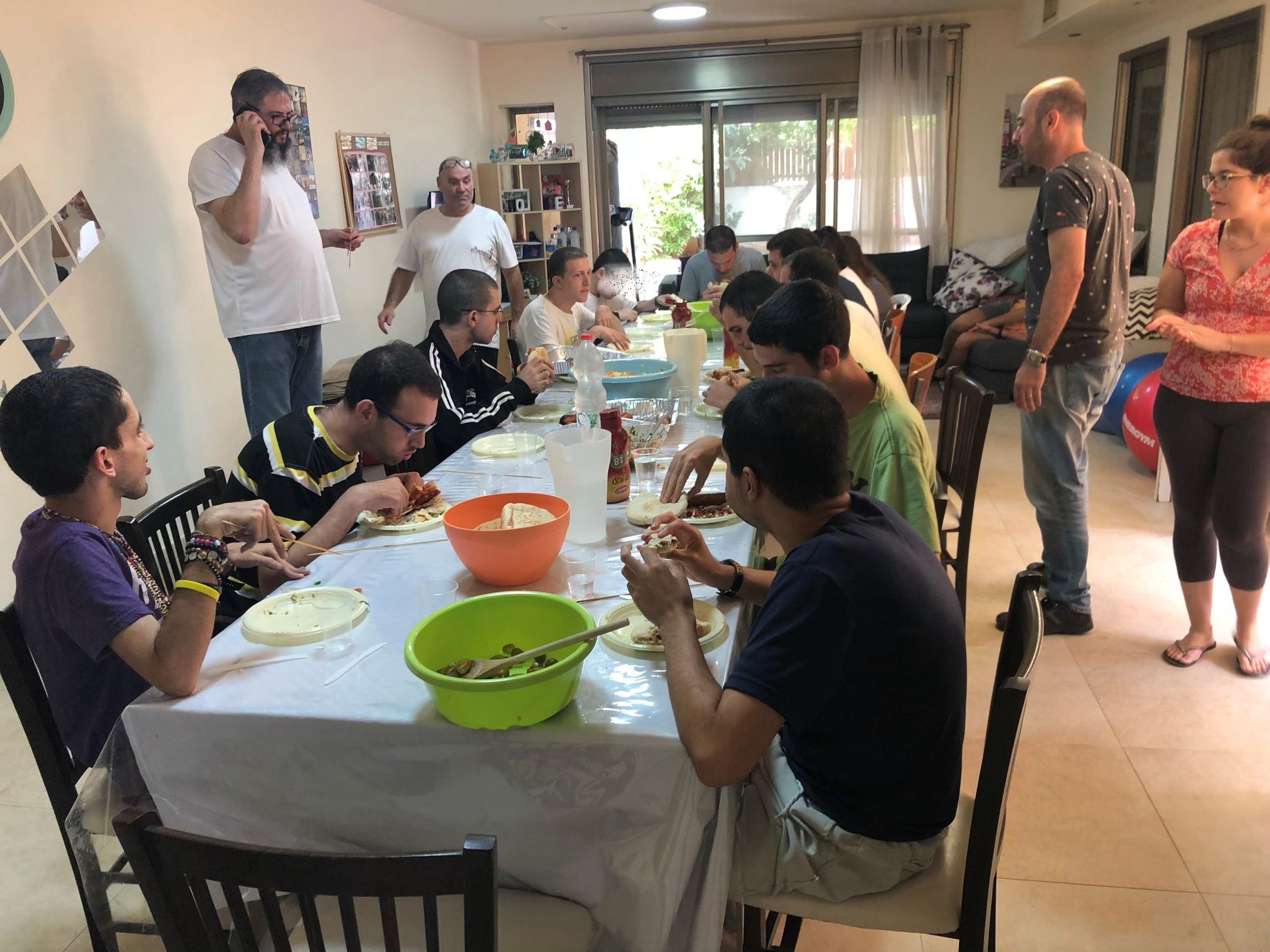 על האש עם חניכי הוסטל בית אקשטיין