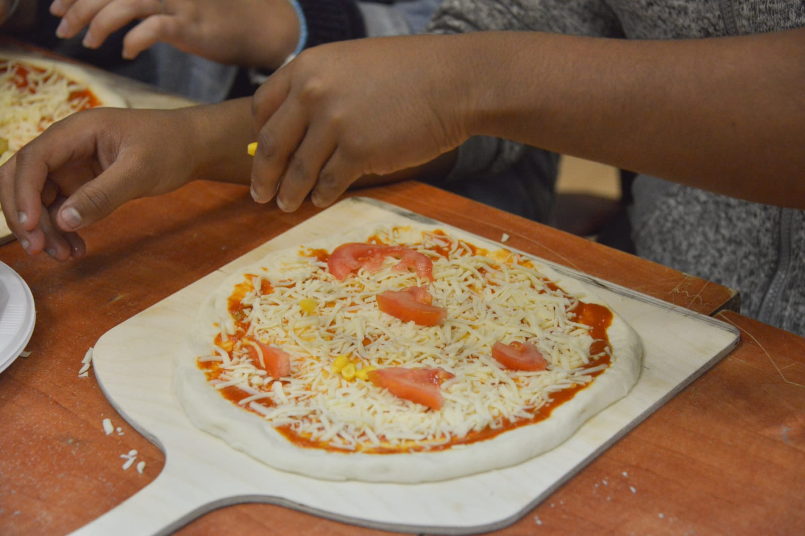 סדנת פיצה במרכז לנוער בסיכון