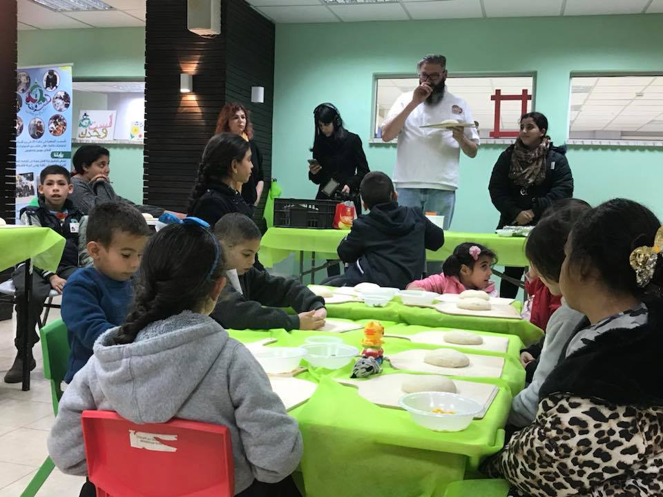 סדנת פיצה במרכז לשילוב בעלי מוגבלויות