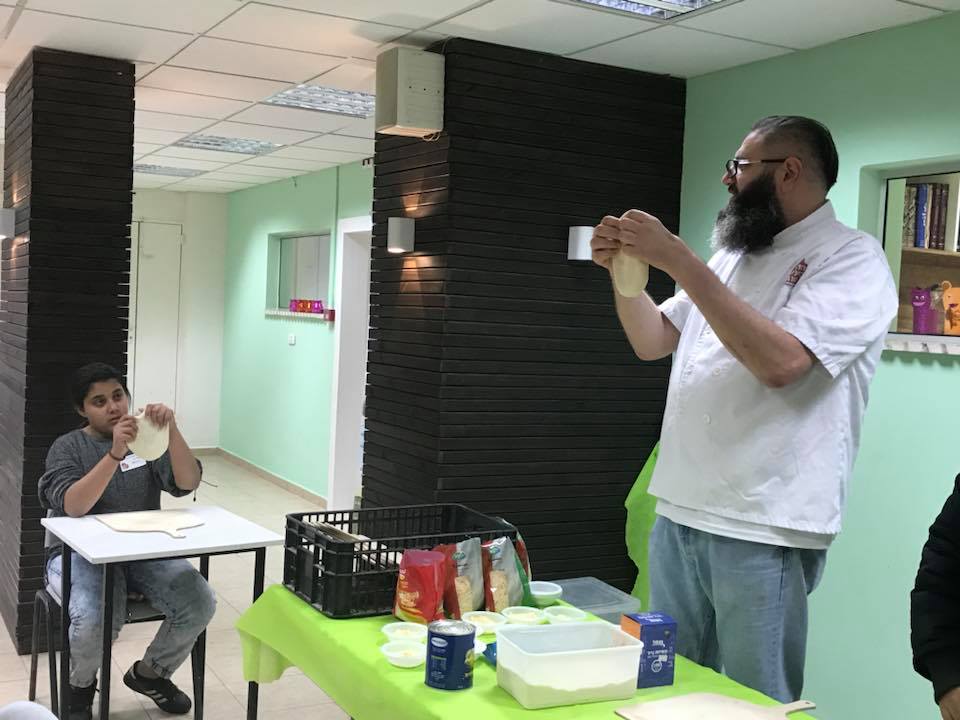 סדנת פיצה במרכז לשילוב בעלי מוגבלויות
