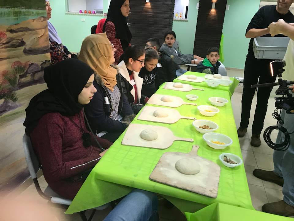 סדנת פיצה במרכז לשילוב בעלי מוגבלויות