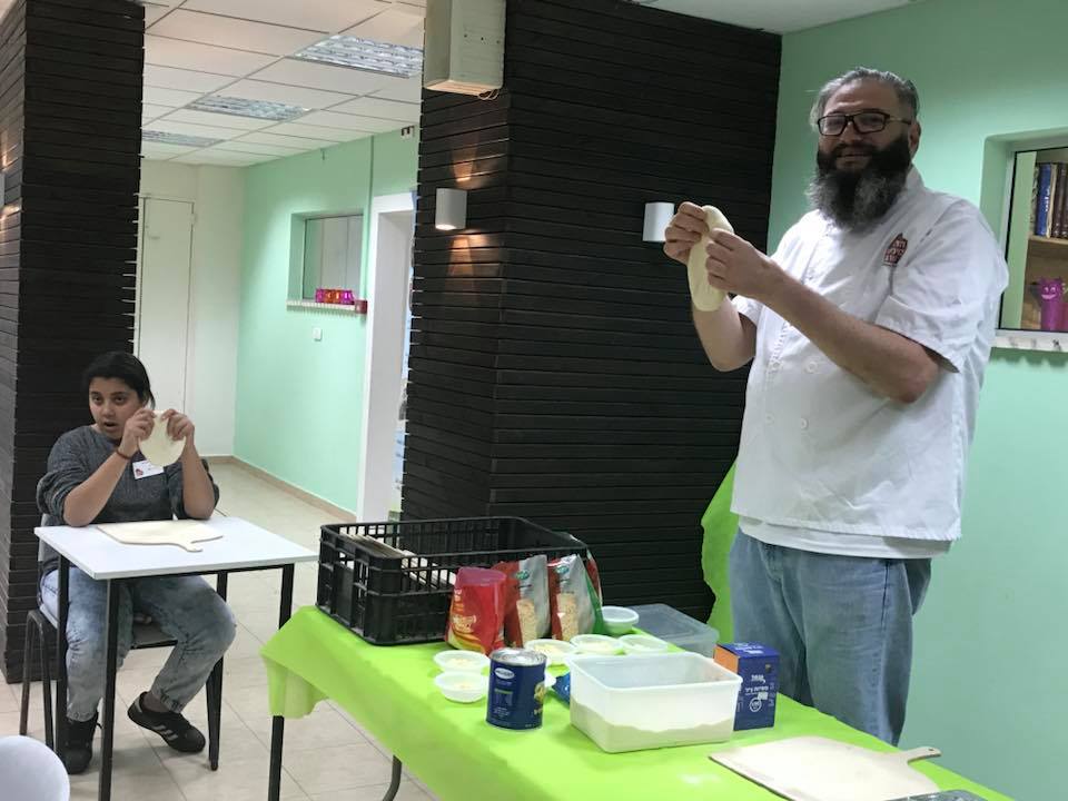סדנת פיצה במרכז לשילוב בעלי מוגבלויות