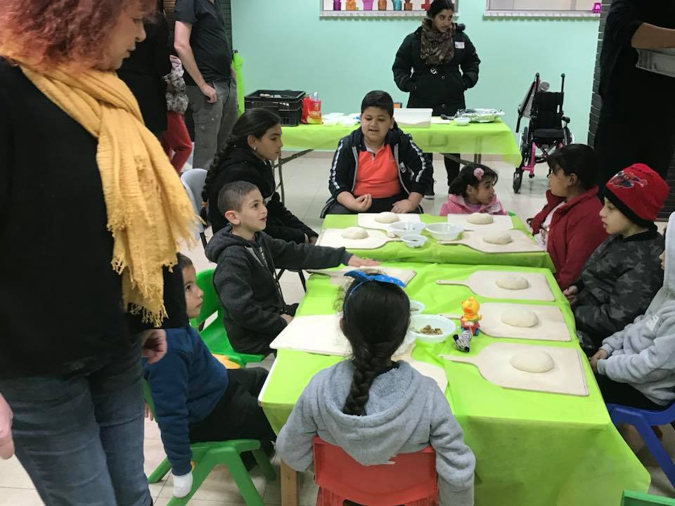 סדנת פיצה במרכז לשילוב בעלי מוגבלויות