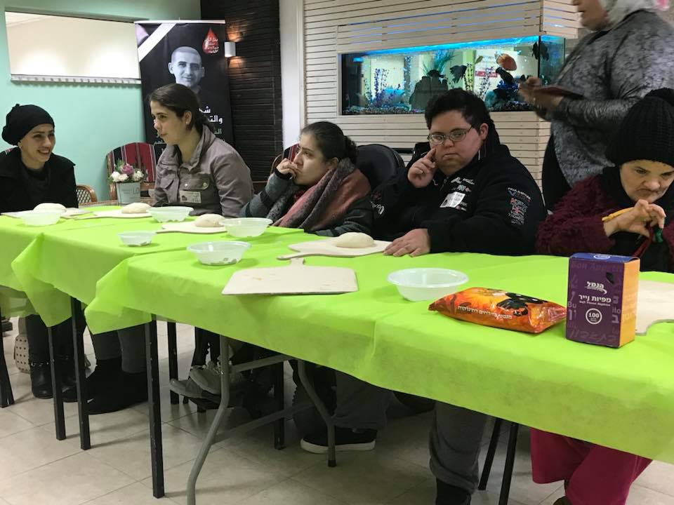 סדנת פיצה במרכז לשילוב בעלי מוגבלויות