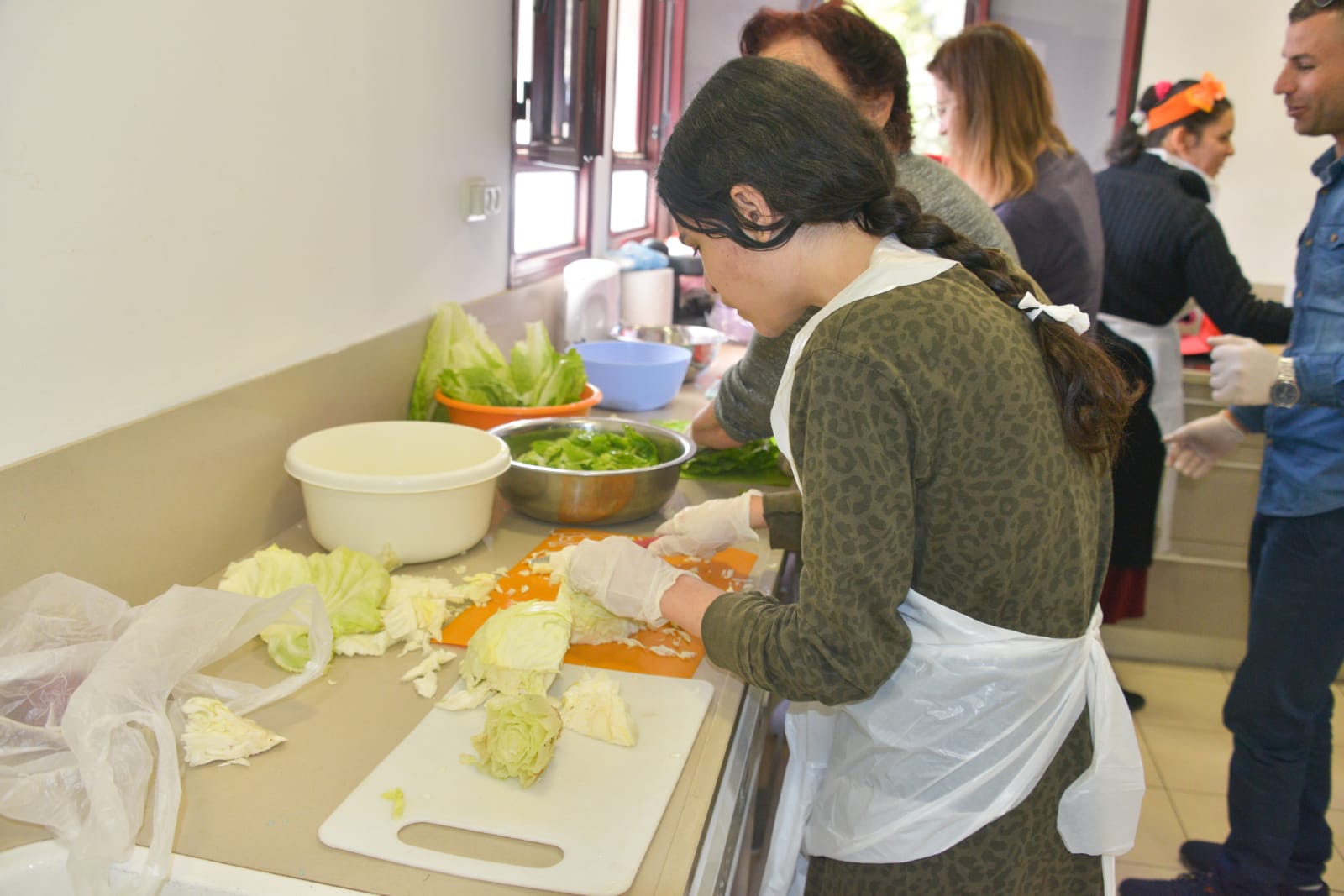 ארוחת המבורגרים במכללה לכישורי חיים