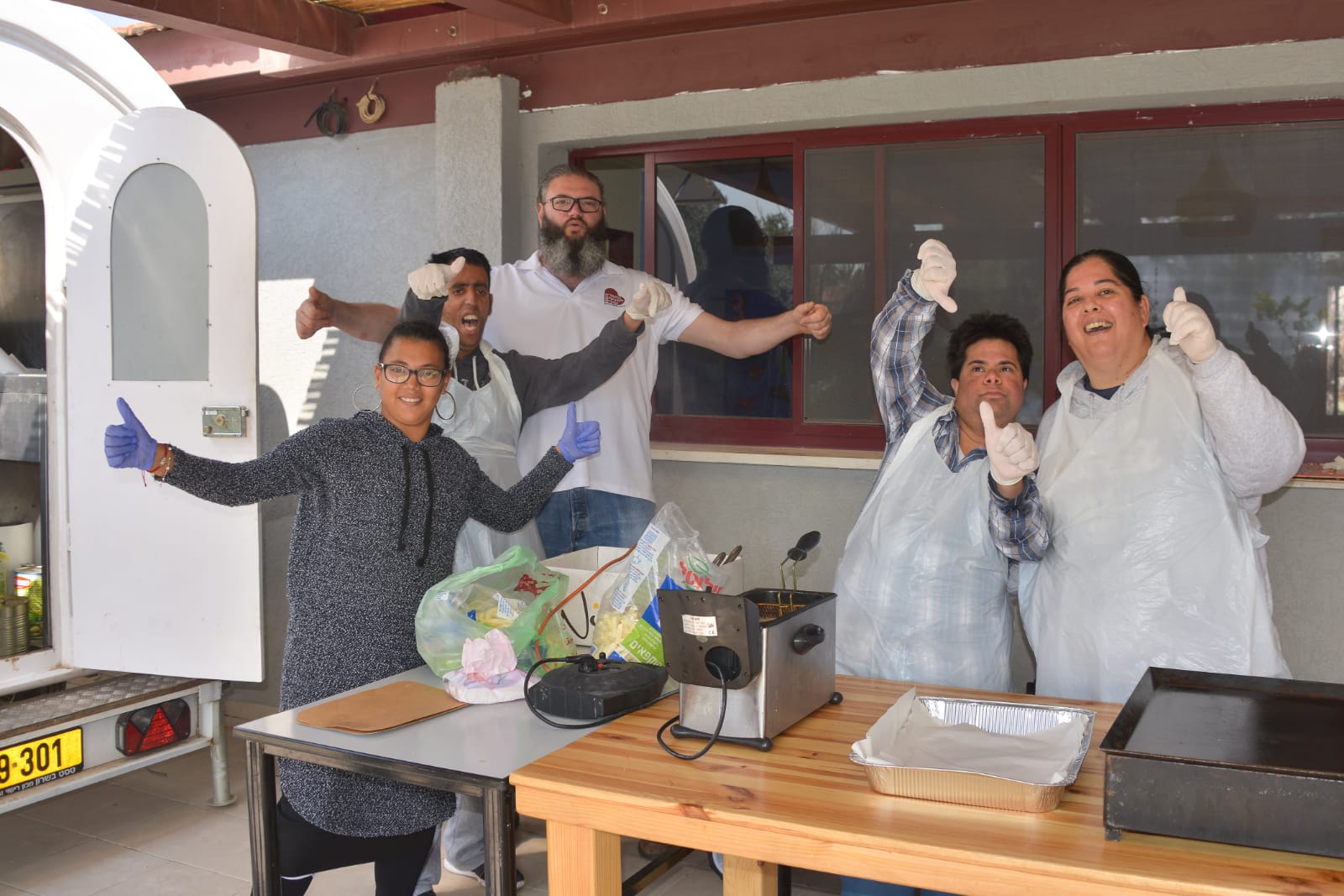 ארוחת המבורגרים במכללה לכישורי חיים