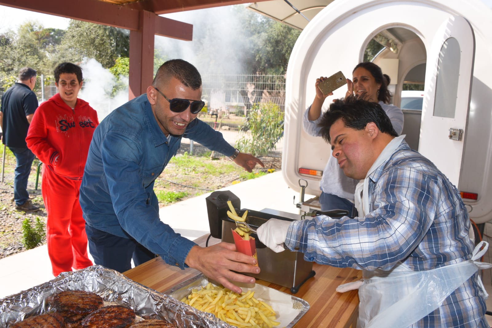 ארוחת המבורגרים במכללה לכישורי חיים