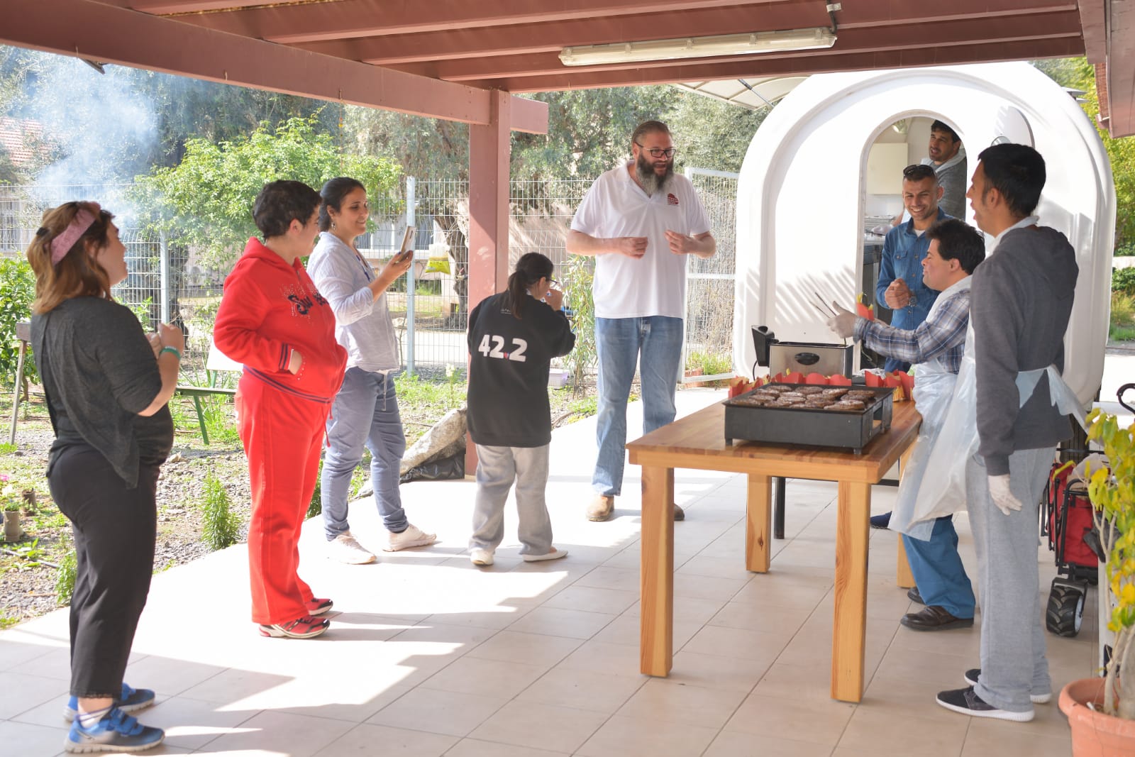 ארוחת המבורגרים במכללה לכישורי חיים