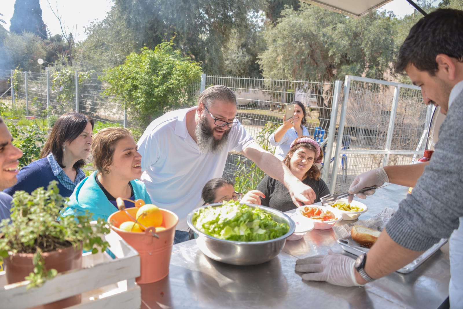 ארוחת המבורגרים במכללה לכישורי חיים
