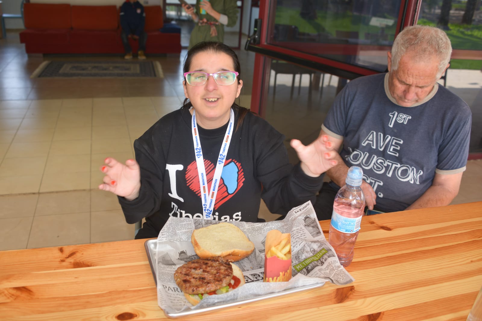 ארוחת המבורגרים במכללה לכישורי חיים