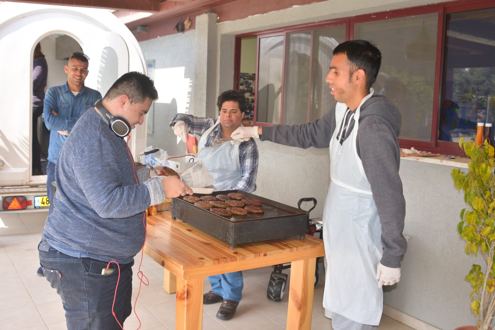 ארוחת המבורגרים במכללה לכישורי חיים