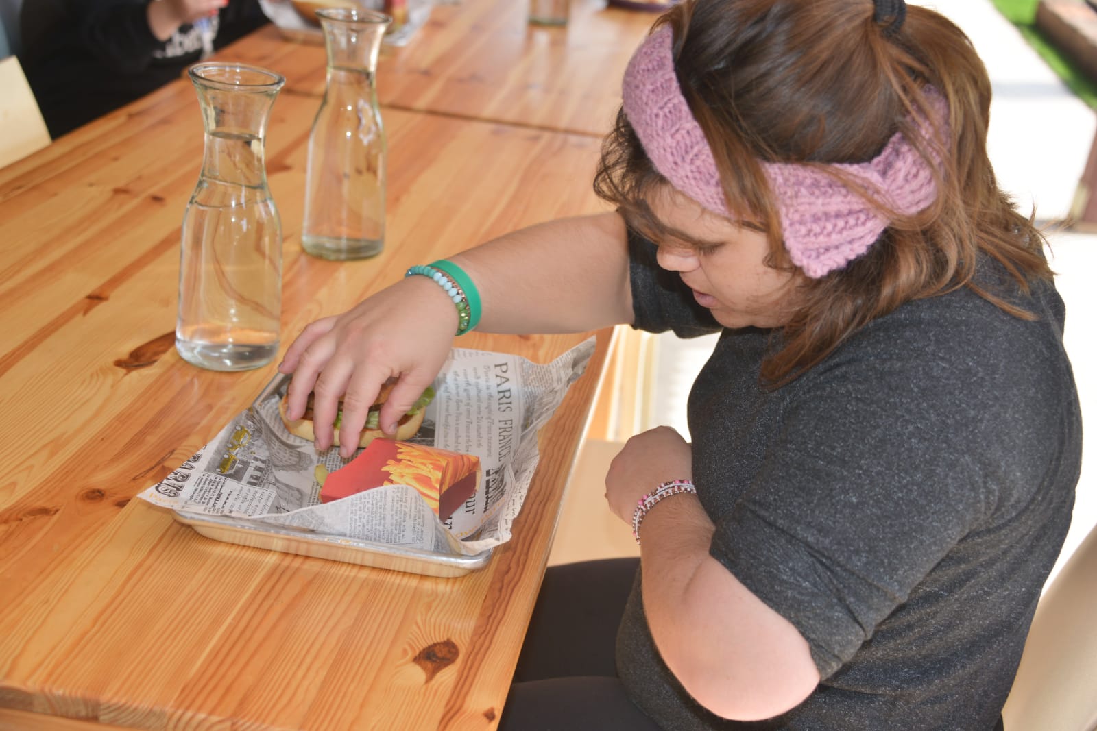 ארוחת המבורגרים במכללה לכישורי חיים