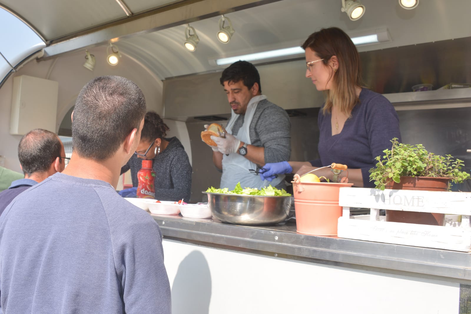 ארוחת המבורגרים במכללה לכישורי חיים